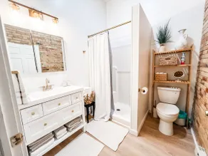 Perfect downtown location! Unit B - Image 5