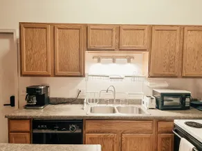 Perfect downtown location! Unit B - Image 3