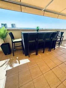 Spacious Penthouse 2BD apartment - free parking - Image 5