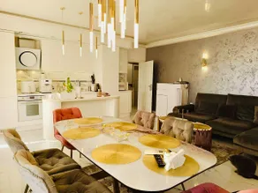 Spacious Penthouse 2BD apartment - free parking - Image 4