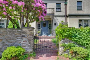 Shared Hot Tub: Historic Cottage, Walk to Elm Park - Image 2