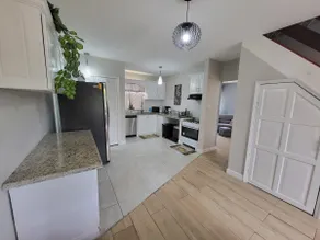 Modern, Luxurious Townhouse near the City - Image 2