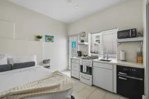 Suite for 2 with kitchen ~ Steps from the Shore - Image 2