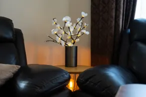 Cozy apartment with free parking near city center - Image 2