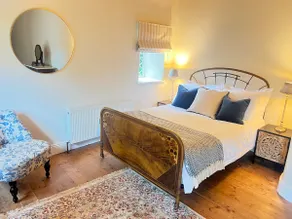 Romantic coach house cottage - Image 3