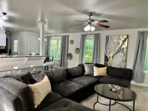 University City 4BR Retreat: Style & Space for 10 - Image 2