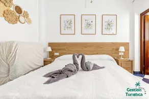 Cozy central apartment with terrace and parking - Image 2