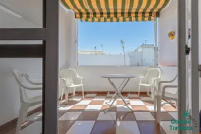 Cozy central apartment with terrace and parking - Image 5