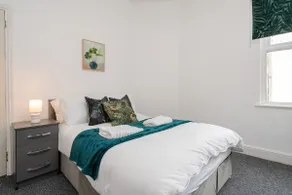 Entire 5 Bedroom home in Birkenhead-Free Parking, Group & Family-Friendly, Free Internet - Image 4