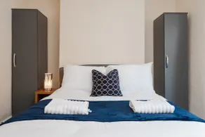 Entire 5 Bedroom home in Birkenhead-Free Parking, Group & Family-Friendly, Free Internet - Image 3