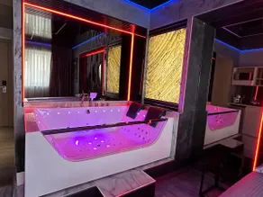 Luxury accommodation with Jacuzzi - Image 5