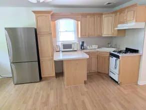 Bright & Spacious apartment • Walk to Train - Image 4