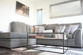 Luxury 2 Bedroom Northampton Townhouse with Balcony - Image 2