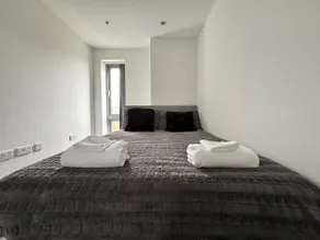 Luxury 2 Bedroom Northampton Townhouse with Balcony - Image 4