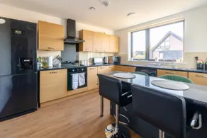 Modern 5 Bedroom Townhouse with Free Parking - Image 3