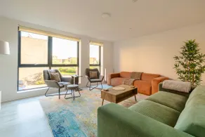 Modern 5 Bedroom Townhouse with Free Parking - Image 5