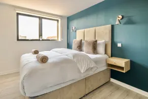 Modern 5 Bedroom Townhouse with Free Parking - Image 2