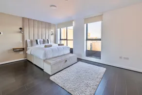Modern 5 Bedroom Townhouse with Free Parking - Image 4