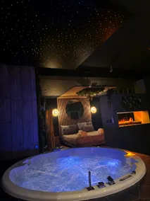 Private suite equipped with a whirlpool bath, sauna, and steam room - Image 2
