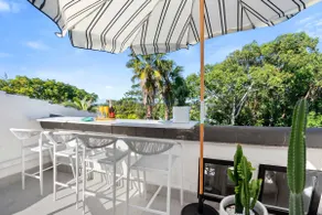 Yarraga Tropical Escape with Pool & Private Rooftop - Image 2