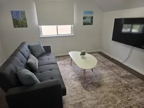 1 BDRM upstairs unit near DT across from Velodrome - Image 4