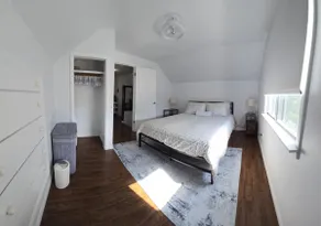 1 BDRM upstairs unit near DT across from Velodrome - Image 2