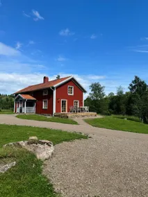 Large secluded newly renovated cottage in the woods - Image 2
