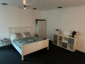 Spacious private cinema guest house - Image 2