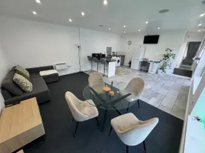 Spacious private cinema guest house - Image 4