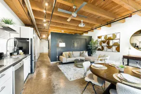 Spacious Gastown Loft | 2Bed | Secure Parking | AC - Image 4
