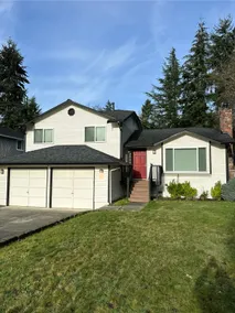 Cozy Bothell Tri-Level with Central AC - Image 2