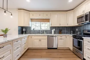 Family-Friendly 4BR Home w/Gorgeous Garden - Image 4