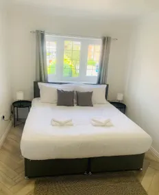 Comfy 2BR Apartment for Families in Bury - Image 5