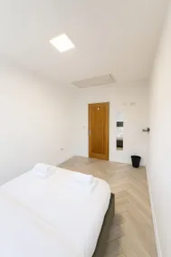 Comfy 2BR Apartment for Families in Bury - Image 4