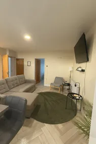 Comfy 2BR Apartment for Families in Bury - Image 2