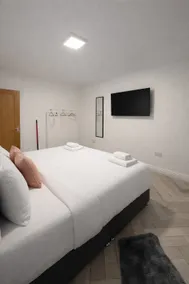 Modern 2BR Flat in Bury | Ideal Long Stay - Image 4
