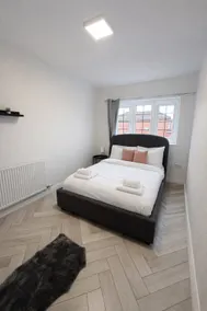 Modern 2BR Flat in Bury | Ideal Long Stay - Image 5