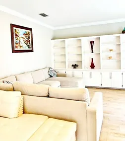 Home with swimming pool - Image 4
