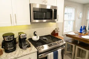 5-star Renovated 3BR 𝓱𝓸𝓶𝓮 & deck by SU/Upstate - Image 2