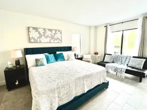Luxury King Bed Studio Near Universal - Image 3