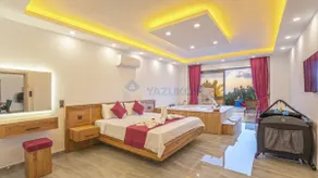 Holiday Villa with Pool, Jacuzzi, Large Garden - Image 4