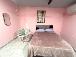Columpio Loft, Queen Bed, Roku TV65 Netflix, Wifi - Image 2