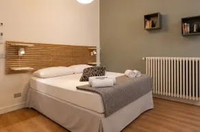 Emporium Tuscany • 3 King Beds • Walk to Station - Image 3