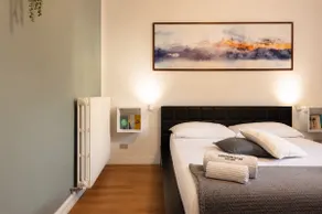 Emporium Tuscany • 3 King Beds • Walk to Station - Image 2