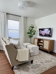Cozy 5-Star Comfort Stay Near Ferry! Charming Home - Image 2