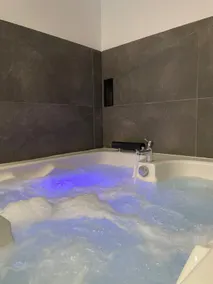 Modern apartment with Jacuzzi - Image 4