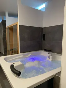 Modern apartment with Jacuzzi - Image 3