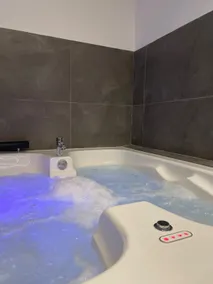 Modern apartment with Jacuzzi - Image 2