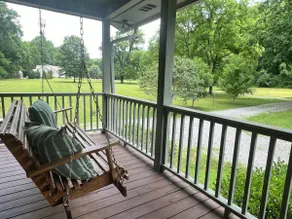 Open- No Flood Damage! Charming & Cozy River House - Image 5