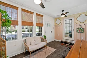•Charleston Cottage• central to Airport & Downtown - Image 3